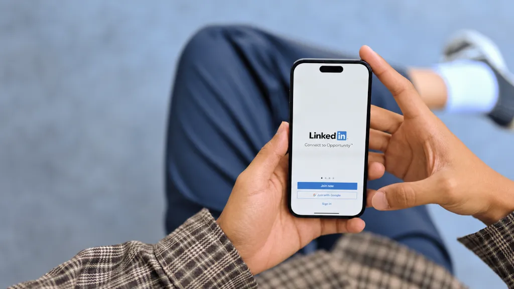 Imagen editorial: Por qué su foto de LinkedIn puede estar costándole oportunidades